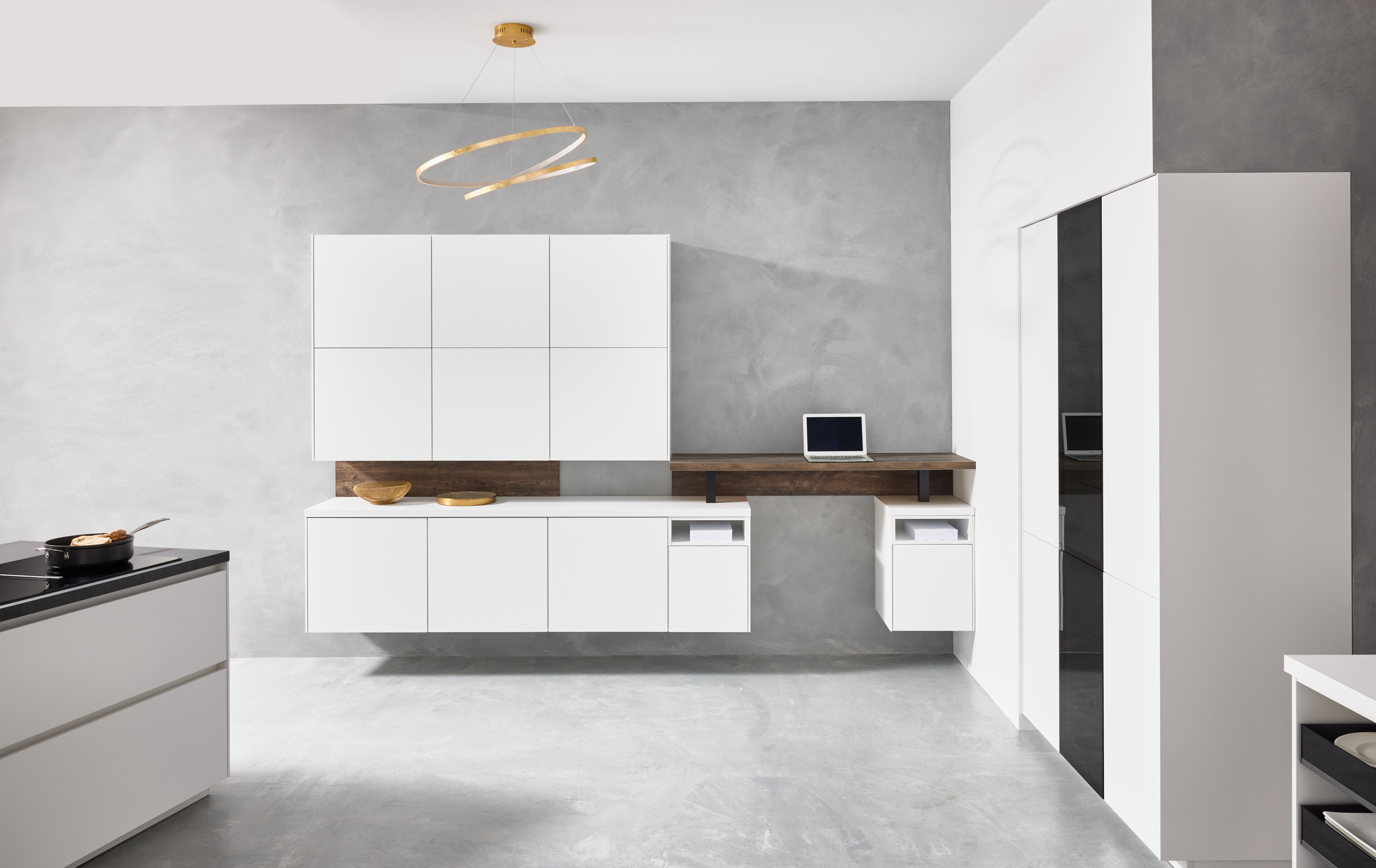 NOBILIA Alpinweiß mit Siemens Geräten - Gegenschuss mit Ansicht intergrierter Arbeitsplatz