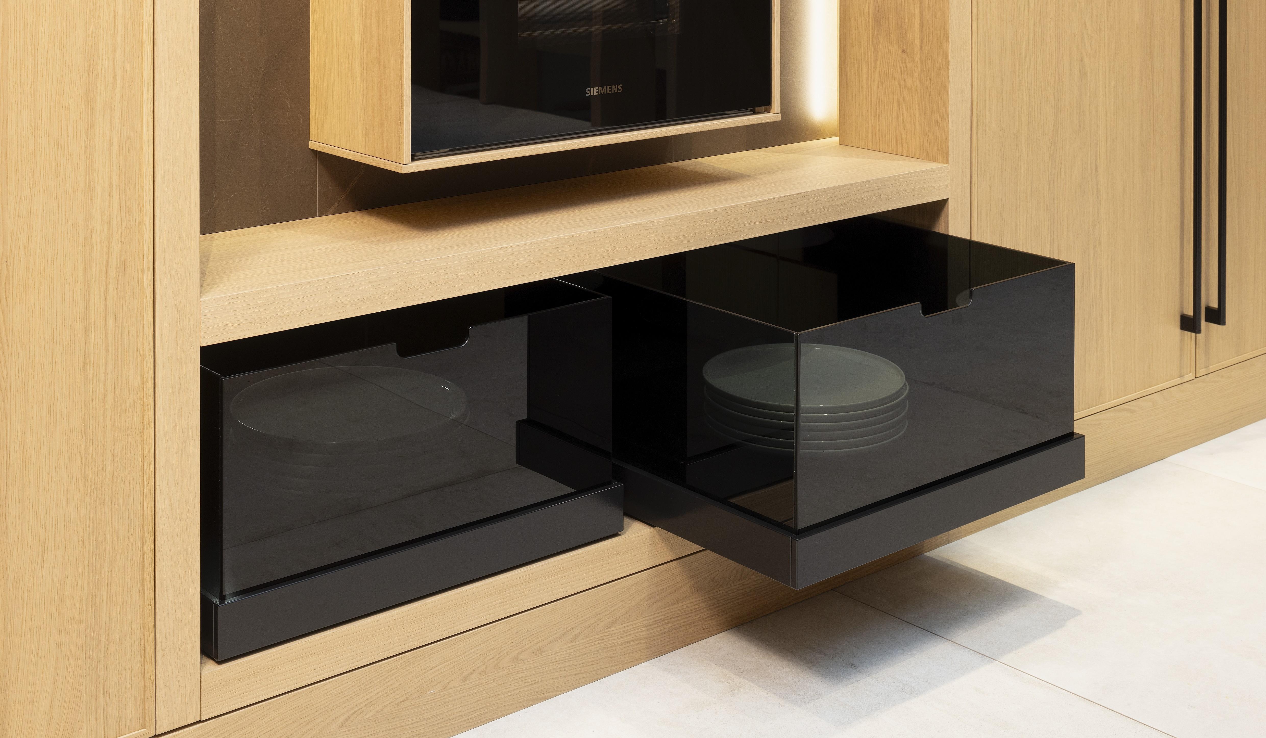 APL: Pulpis (Keramik) 25 mm Front: AV 6085-GL Eiche-elegant Echtholzfurnier (PURemission) Korpus: 2085 Designkorpus Feineiche-natur Griff: Kehlleiste 355 Schwarz matt Geräte: Siemens  Armatur: Gessi Spüle: ?  Features: neue Oberfläche Wiener Geflecht in Echtholzfurnier, Oberflächenmix, Waschbecken (Spülstein) in APL-Material, schwebende Arbeitsplatte durch Lichtleiste, APL abgekantet (schwebend), Backöfen in Wand eingekoffert, 3 Materialfarben.