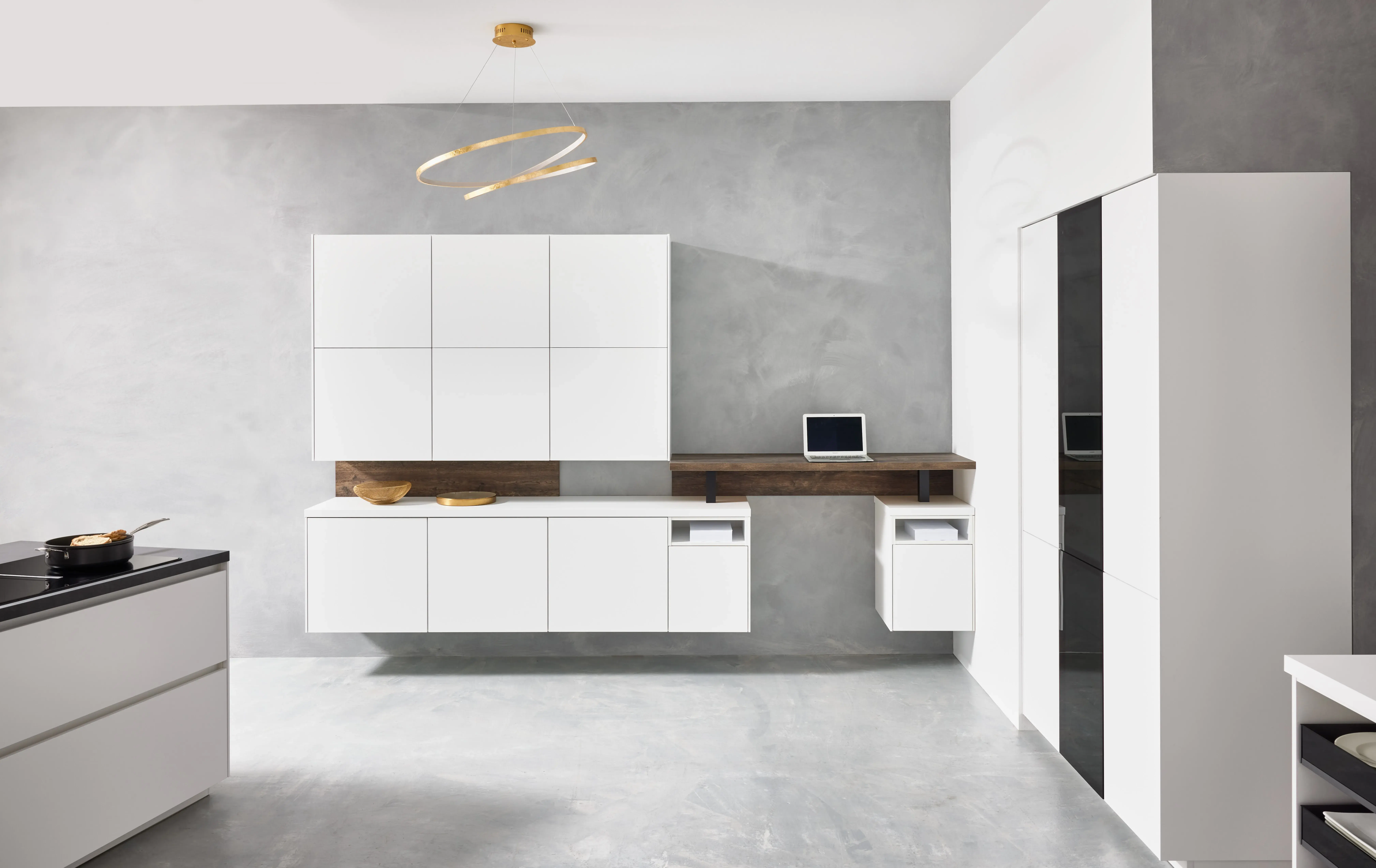 NOBILIA Alpinweiß mit Siemens Geräten - Gegenschuss mit Ansicht intergrierter Arbeitsplatz