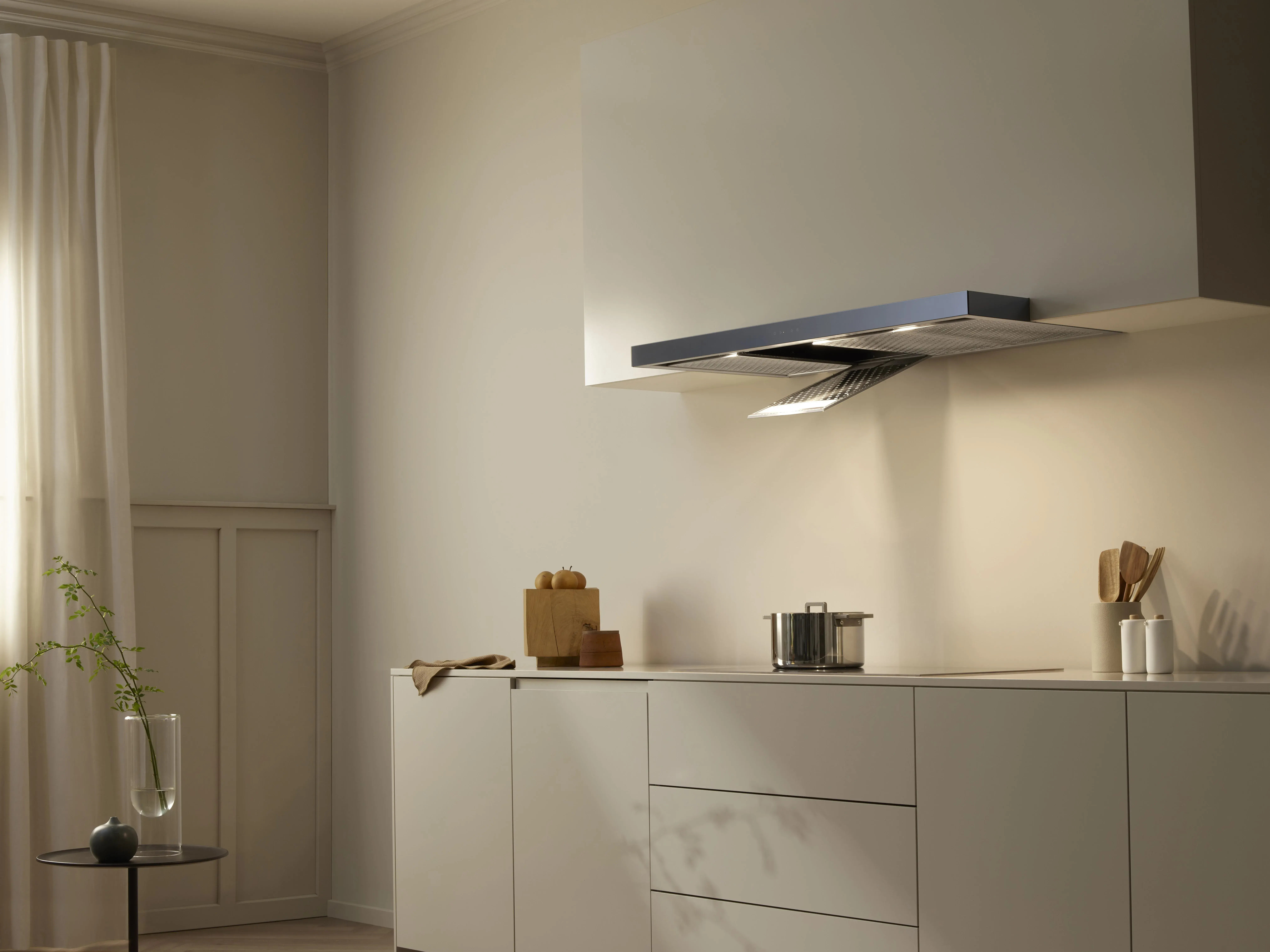 V-ZUG Dunstabzug im Hängeschrank aufgeklappt